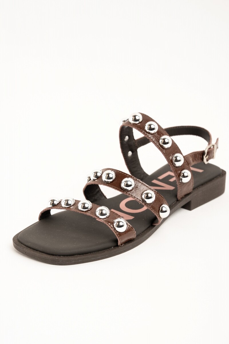 Sandalia De Tiras Con Tachas Chocolate