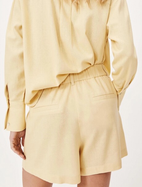 SHORT RECTO AMARILLO