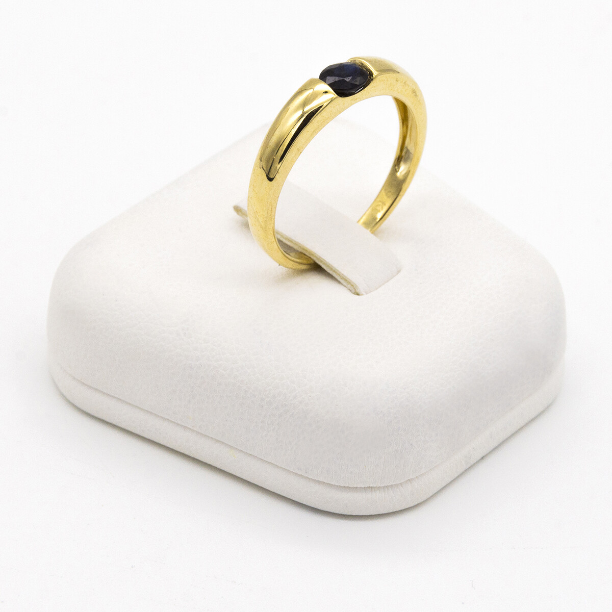 Anillo de oro 9 ktes con zafiro azul. 