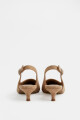 Zapato en punta simil gamuza beige