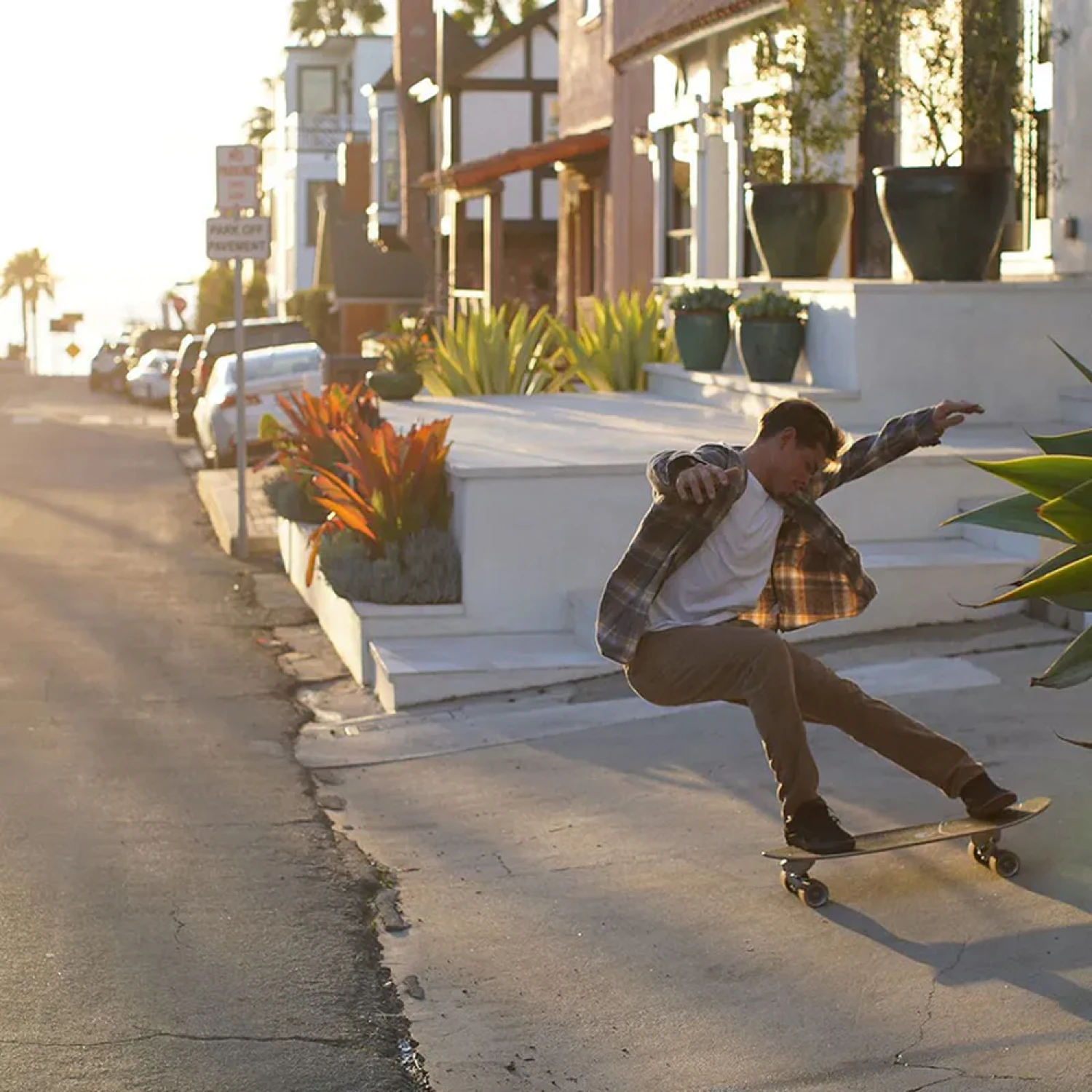 Carver x Lost Puddle Jumper surfskate en la calle