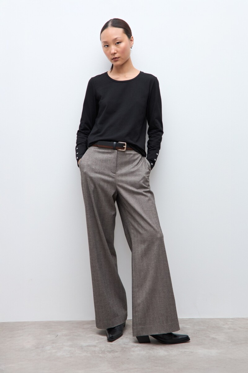 Remera botones en puños negro