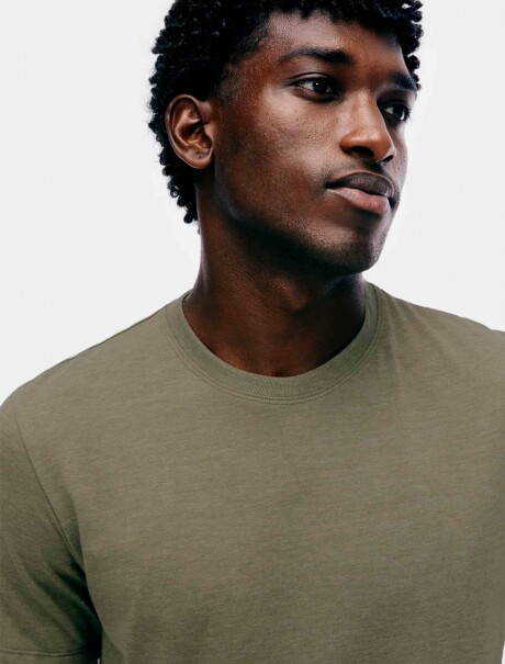 CAMISETA BÁSICA UNISSEX REGULAR WORLD VERDE