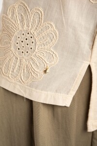 Remera Bordada Alodón Flame Beige