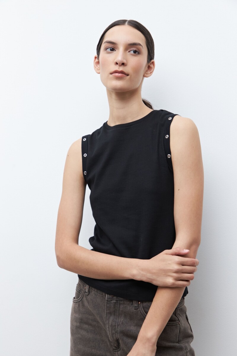 Top con ojalillos metálicos negro