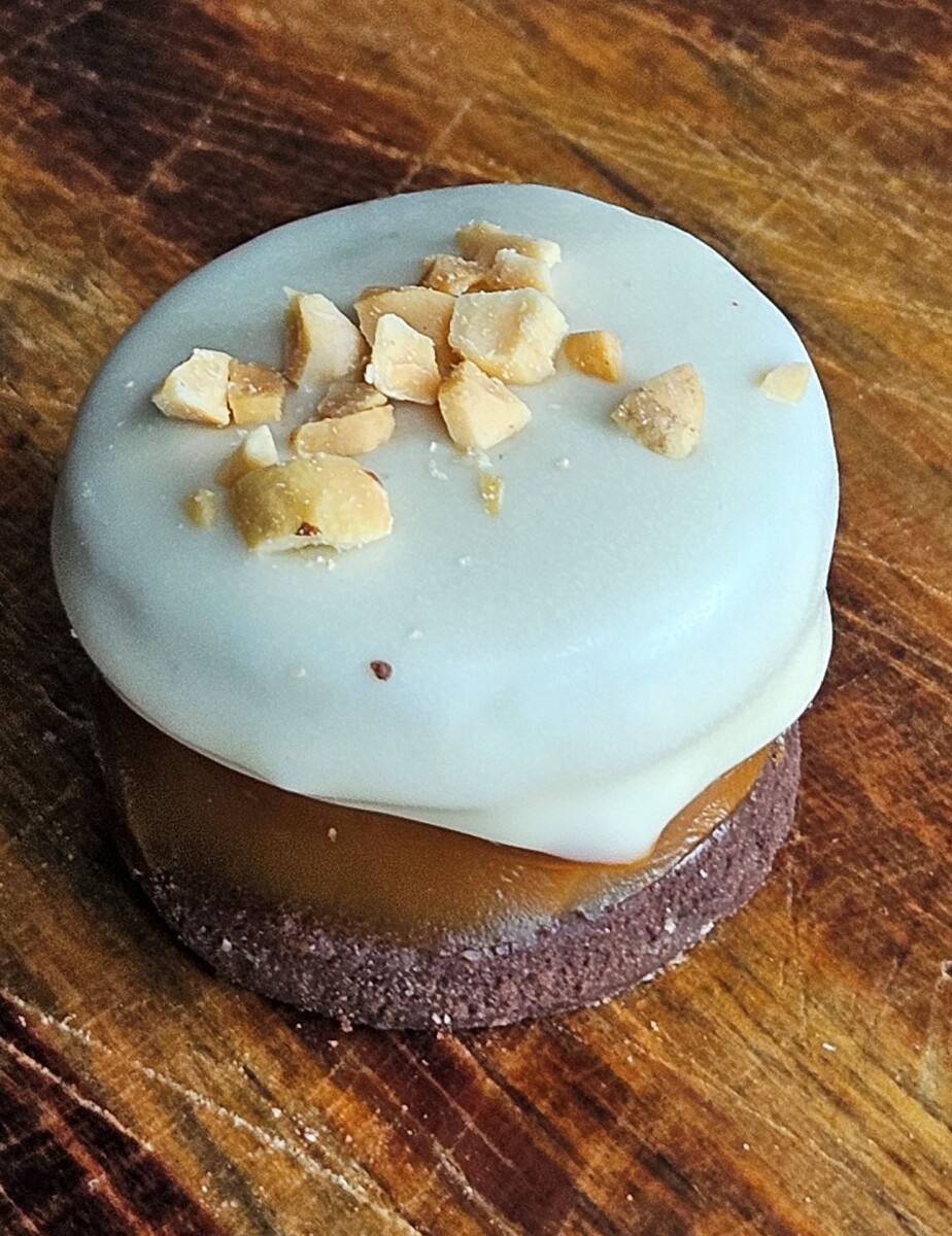 Alfajorcito de chocolate blanco y crema de mani 