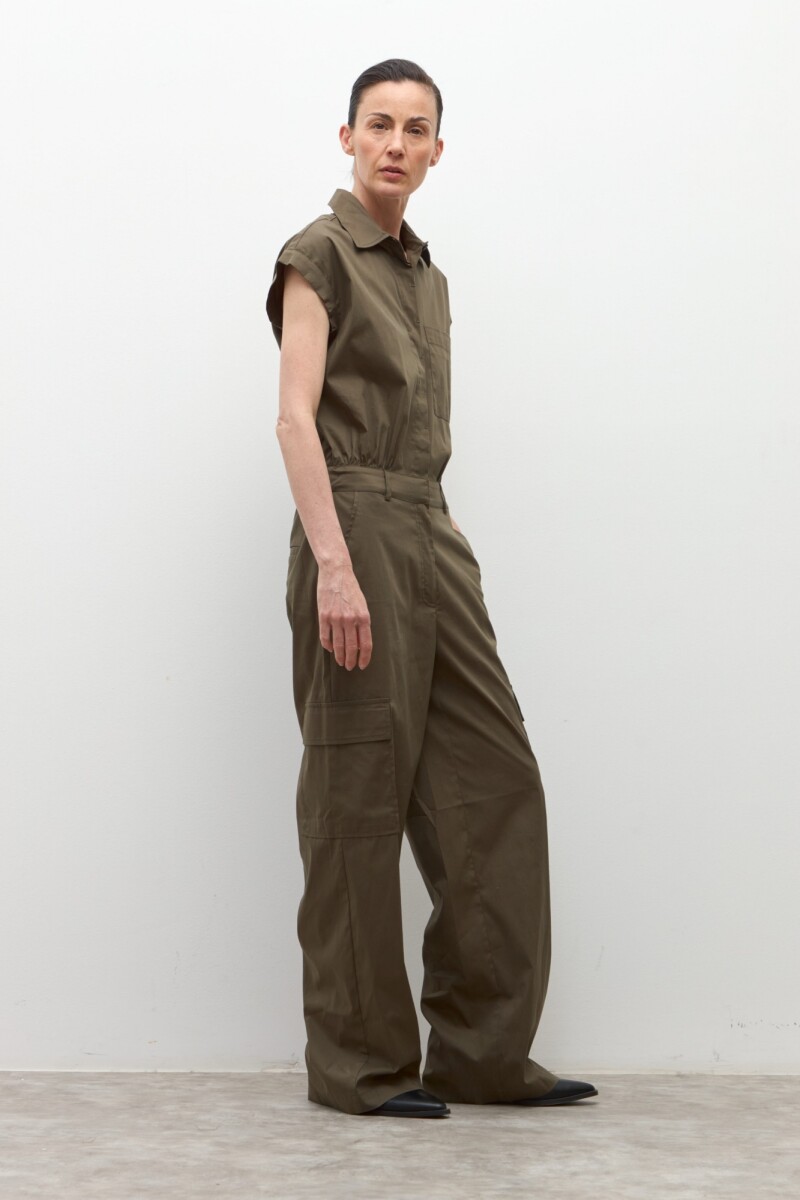 Mono con bolsillos cargo verde oliva
