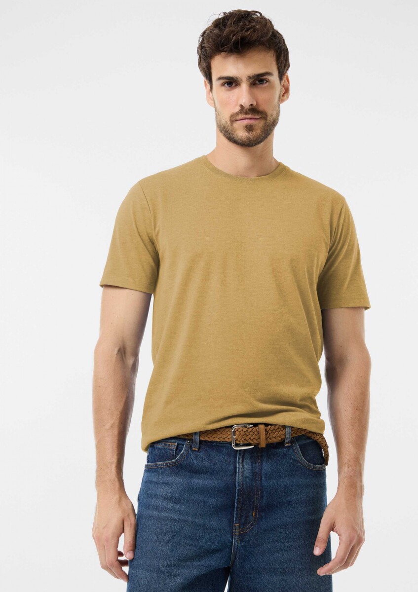 CAMISETA BÁSICA UNISSEX REGULAR WORLD - MOSTAZA 