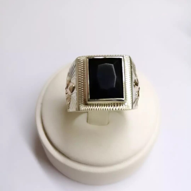 Anillo sello caballero plata y oro con piedra rectangular zafiro Anillo sello caballero plata y oro con piedra rectangular zafiro