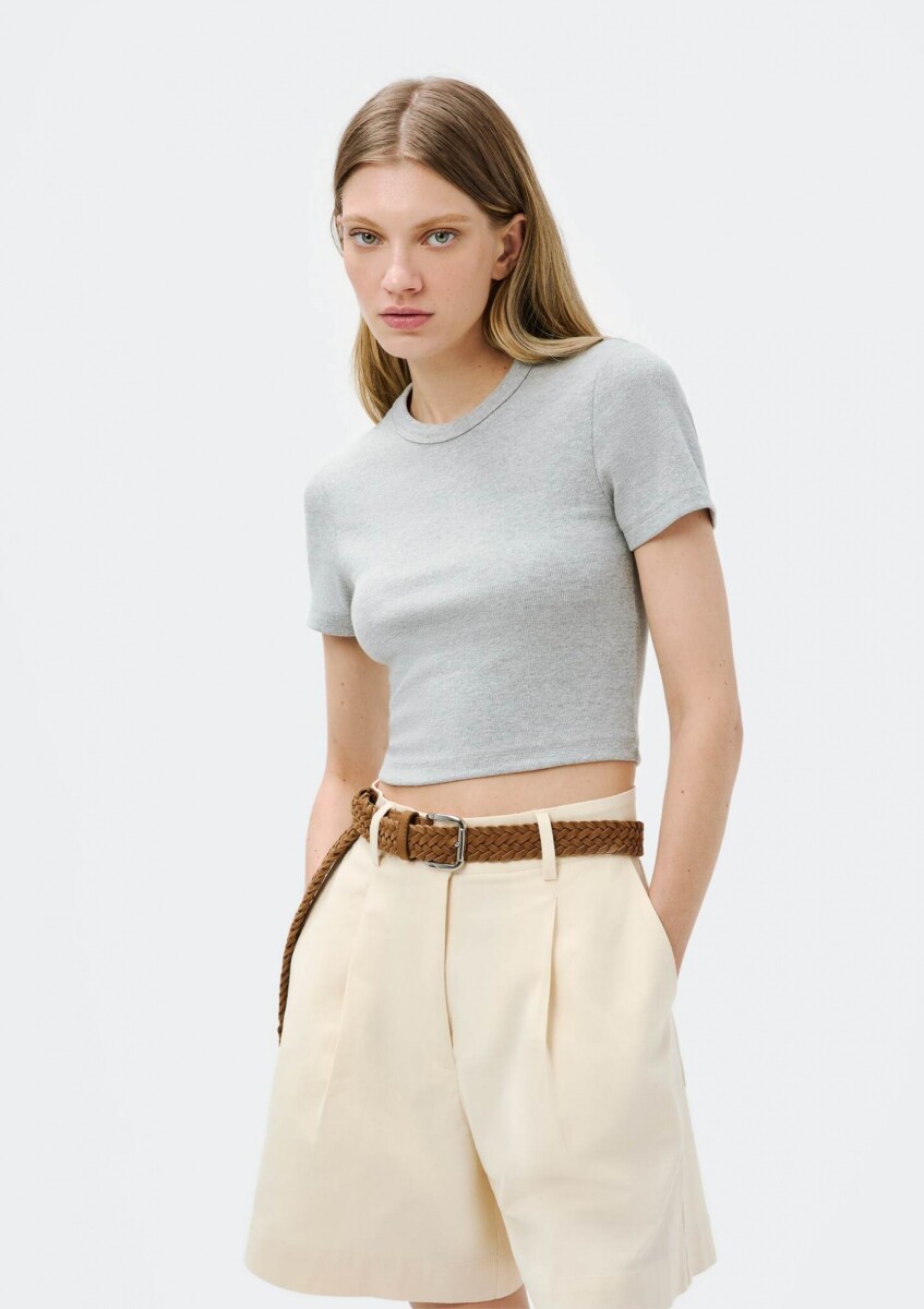 CAMISETA CORTA EN TELA ACANALADA - GRIS 