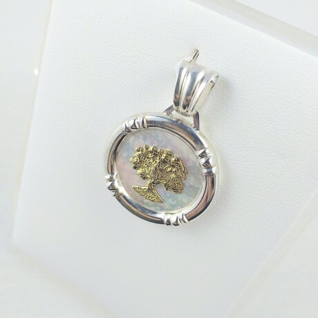 Colgante árbol de la vida de plata 925 con nácar y en double de oro 18 ktes. Diámetro 25 mm, espesor 4 mm. Colgante árbol de la vida de plata 925 con nácar y en double de oro 18 ktes. Diámetro 25 mm, espesor 4 mm.