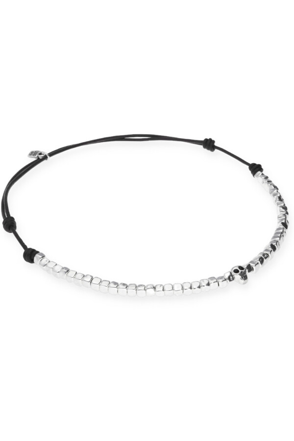 COLLAR DE CUERO CON CUENTAS DE ALEACIÓN DE METALES BAÑADA EN PLATA Y DETALLE DE CALAVERA Colgante