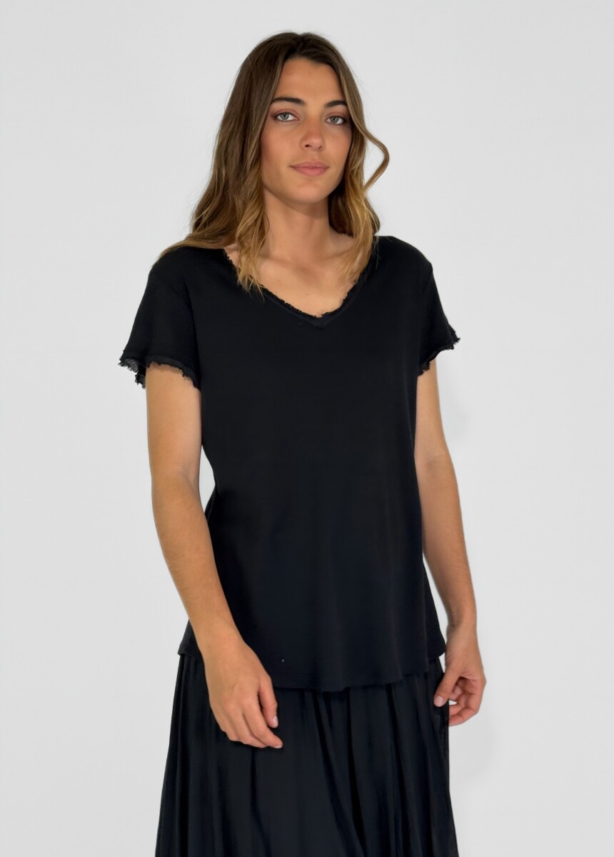 REMERA AKIRA - NEGRO 