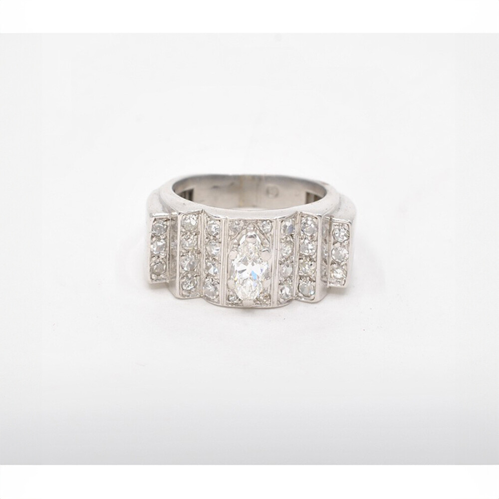 Anillo En Platino Con Importante Brillante Central Navette Anillo En Platino Con Importante Brillante Central Navette
