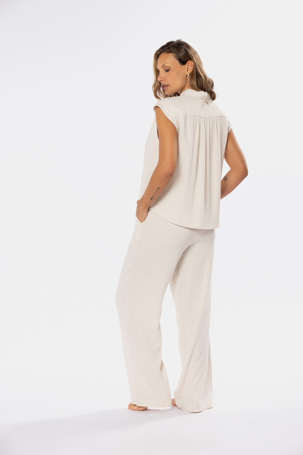 PANTALÓN DE LINO CON MEDIA CINTURA ELASTIZADA Beige
