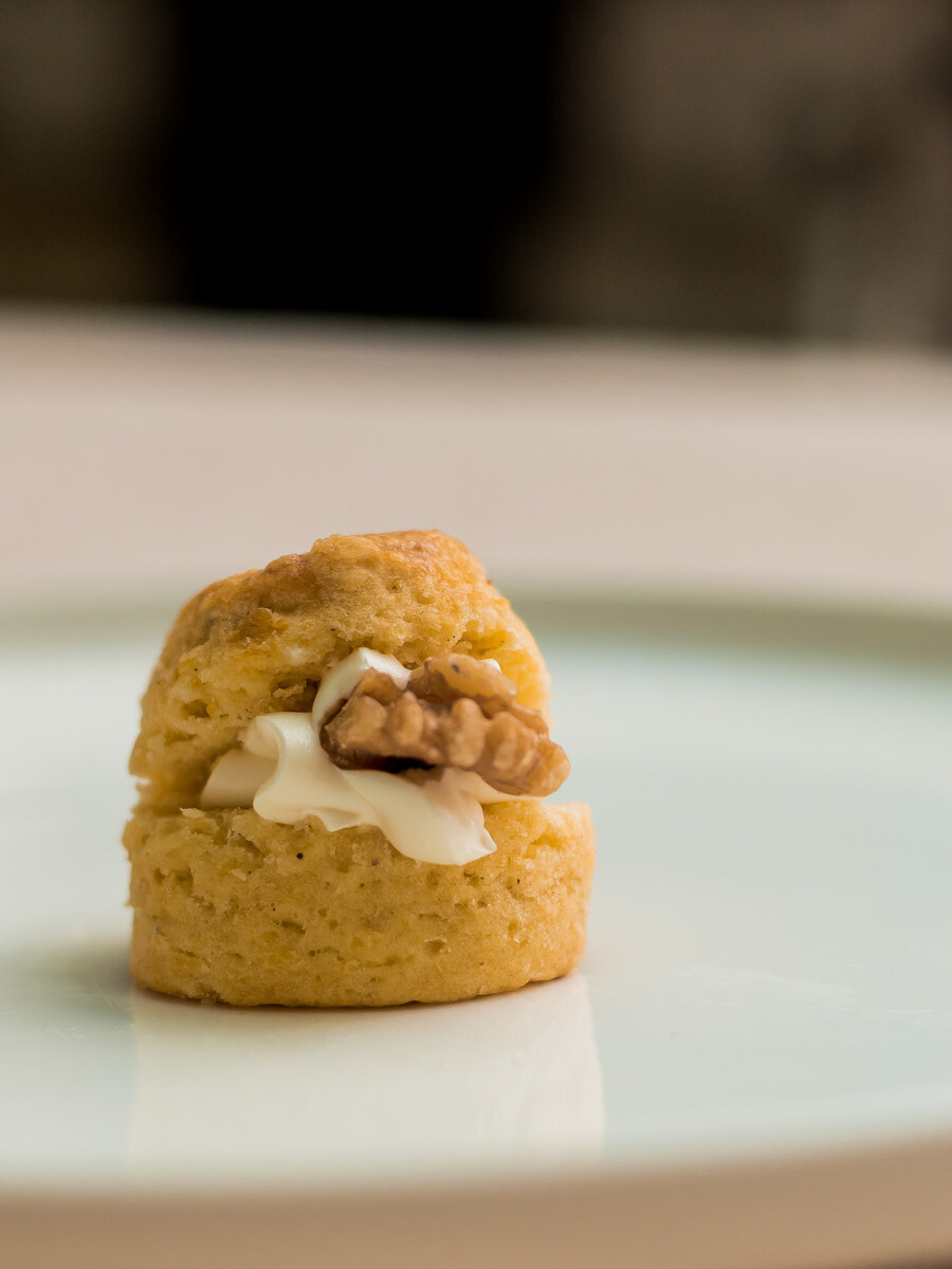 Scones rellenos de queso con nueces Scones rellenos de queso con nueces