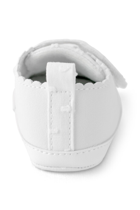 Zapatitos blancos, con velcro, bordes festoneados y lunares bordados Sin color