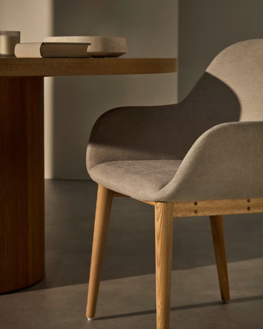 Silla Konna beige y patas de madera maciza de fresno acabado natural Silla Konna beige y patas de madera maciza de fresno acabado natural