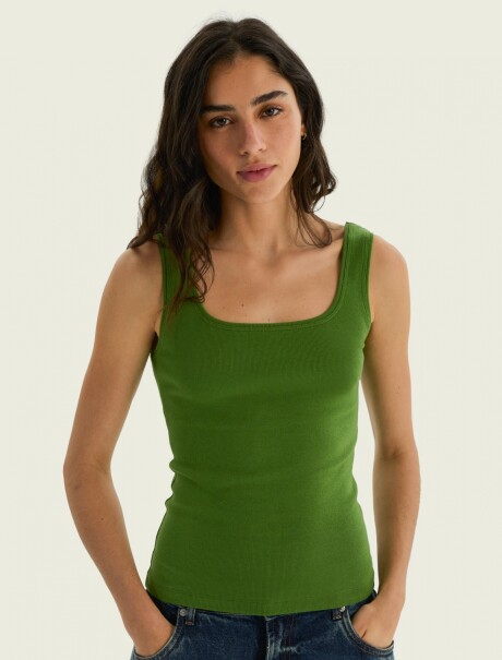 MUSCULOSA BÁSICA ACANALADA VERDE