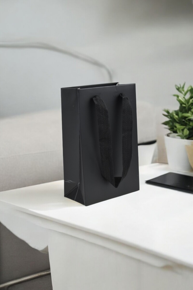 Bolsa cartulina laminada 10x05x15 cm - NEGRO 
