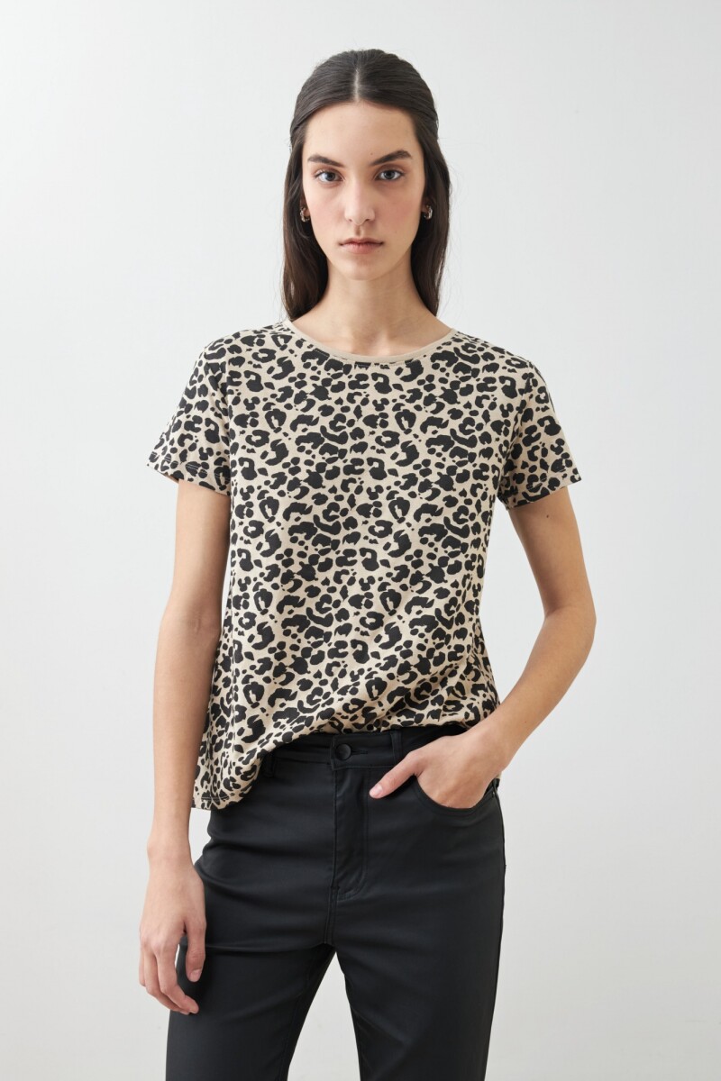 Remera escote a la base animal print tostado