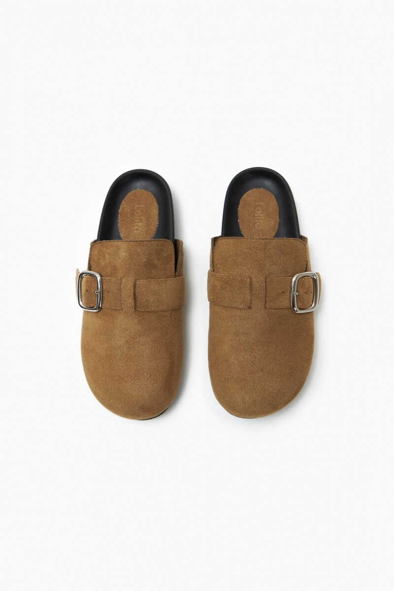 Zueco simil gamuza con hebilla beige