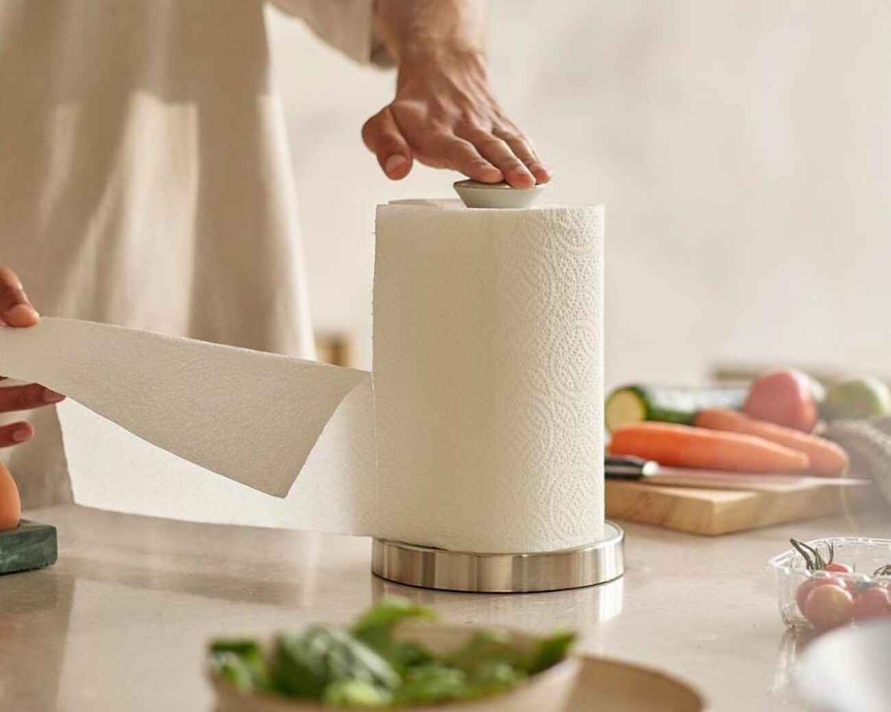 Porta rollo de cocina con tapa presionable para bloquear el rollo. Porta rollo de cocina con tapa presionable para bloquear el rollo.