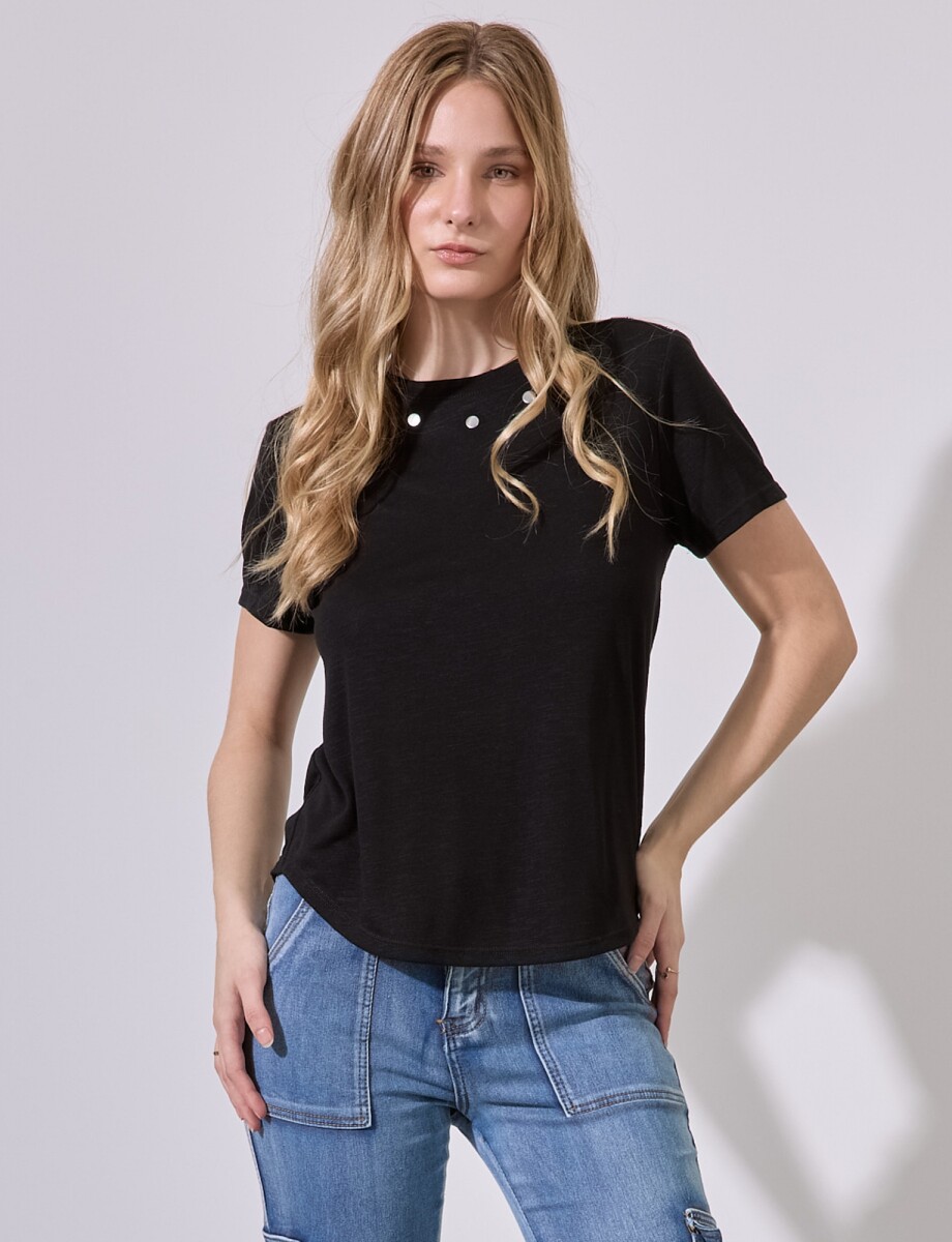 Remera Tachas - Negro 