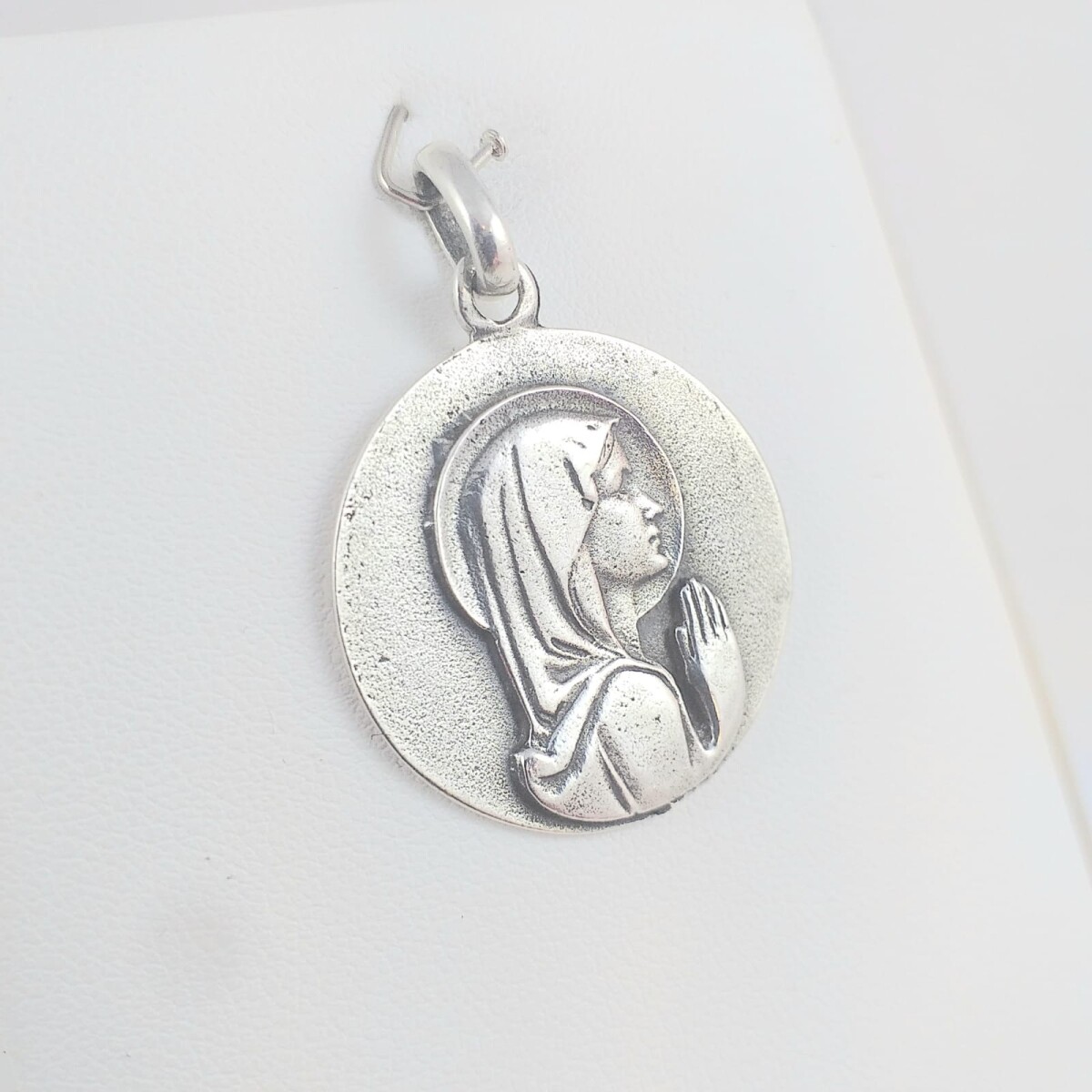 Medalla religiosa de plata 925, Virgen Niña con manto. 
