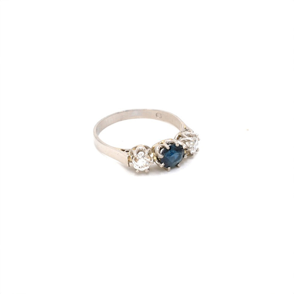 Anillo Estilo Antiguo En Platino Con Brillantes Laterales Y Zafiro Central Anillo Estilo Antiguo En Platino Con Brillantes Laterales Y Zafiro Central