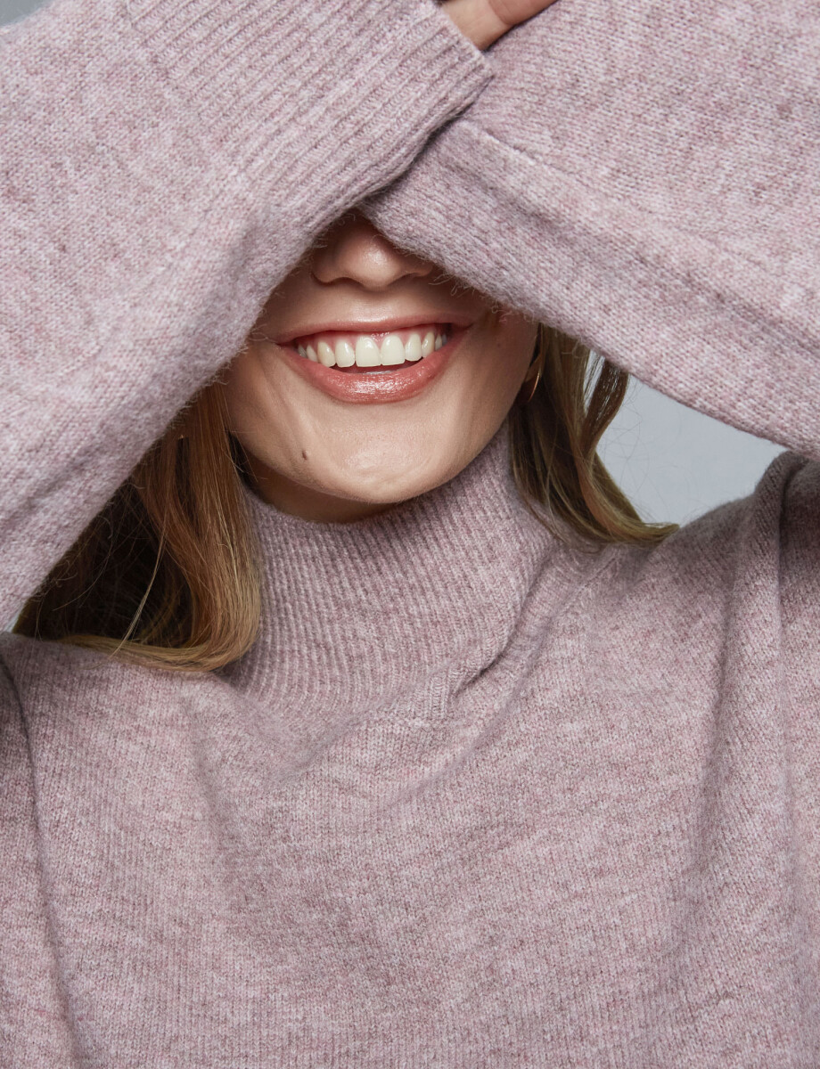 Sweater cuello alto rosa