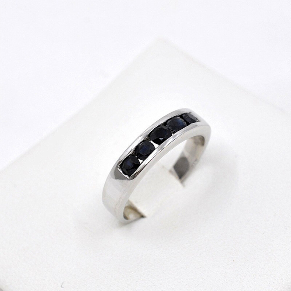 Anillo En Oro Blanco 18K Y Zafiros Redondos Anillo En Oro Blanco 18K Y Zafiros Redondos