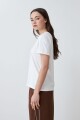 Remera con bordado floral blanco