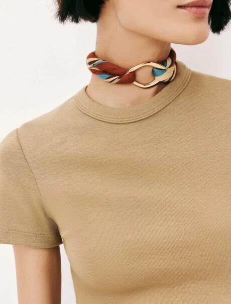 BLUSA CROPPED EN TELA ACANALADA MARRÓN
