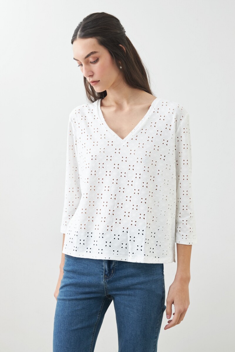 Remera escote en V con broderie blanco