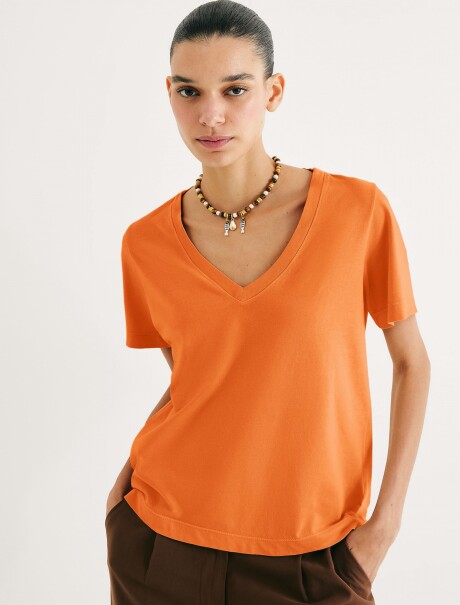 CAMISETA BÁSICA DE ALGODÓN ESCOTE EN V NARANJA