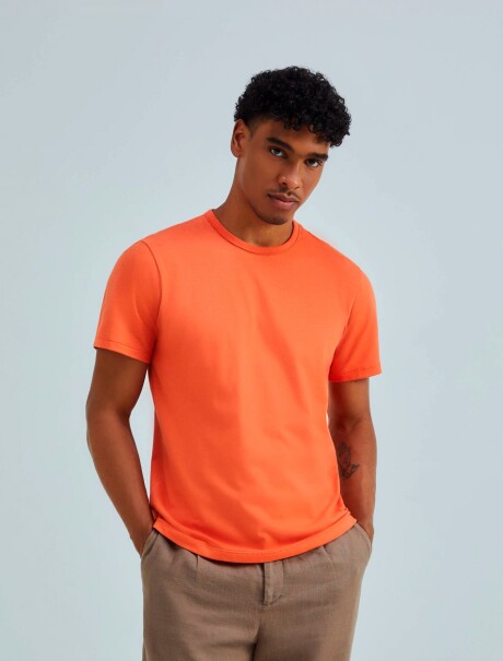 CAMISETA UNISSEX BÁSICA MODELO SLIM NARANJA