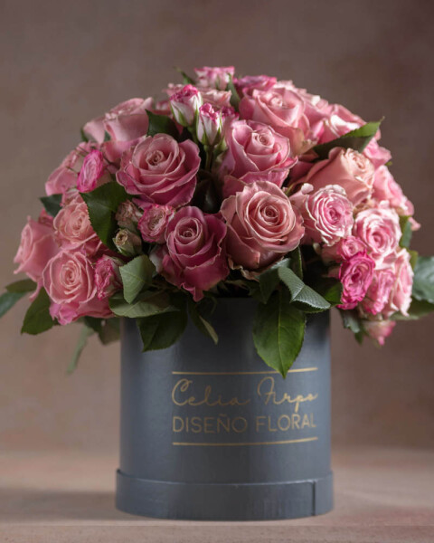 Arreglo de 50 rosas naturales en box gigante Arreglo de 50 rosas naturales en box gigante