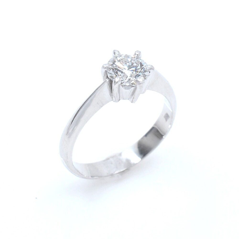 Anillo solitario en oro 18k blanco y brillante. Anillo solitario en oro 18k blanco y brillante.