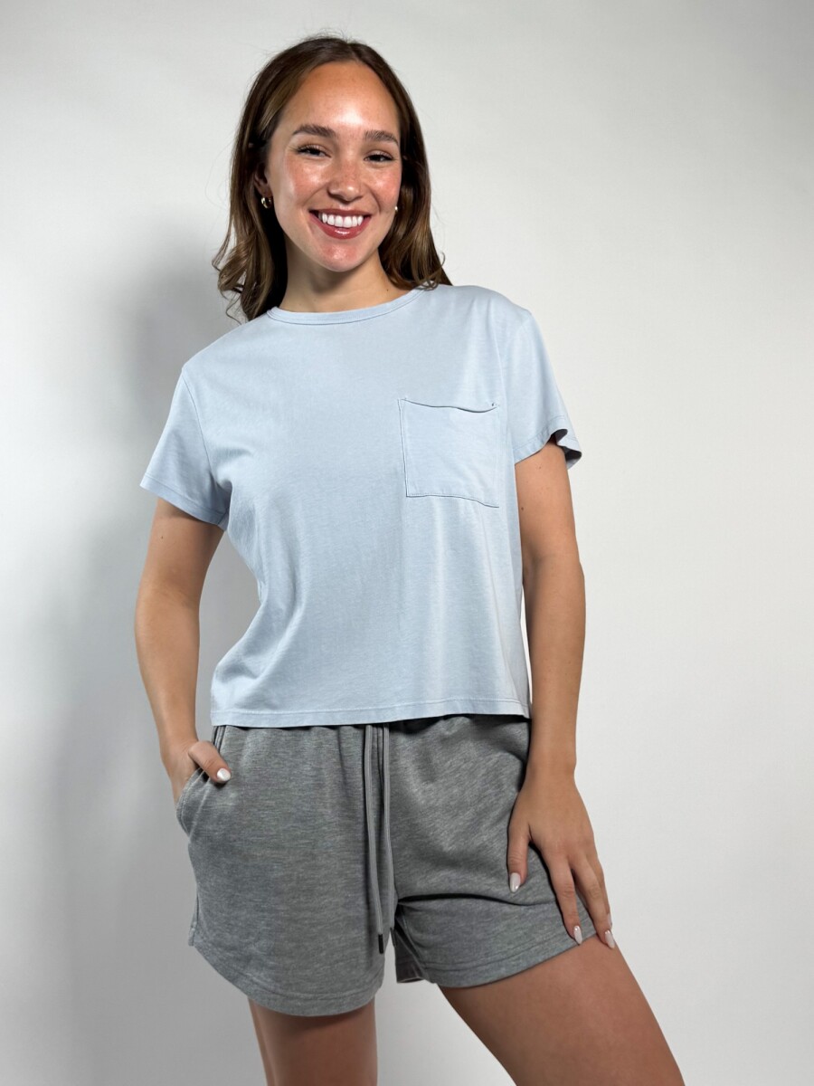 Remera con bolsillo Caro - Celeste 