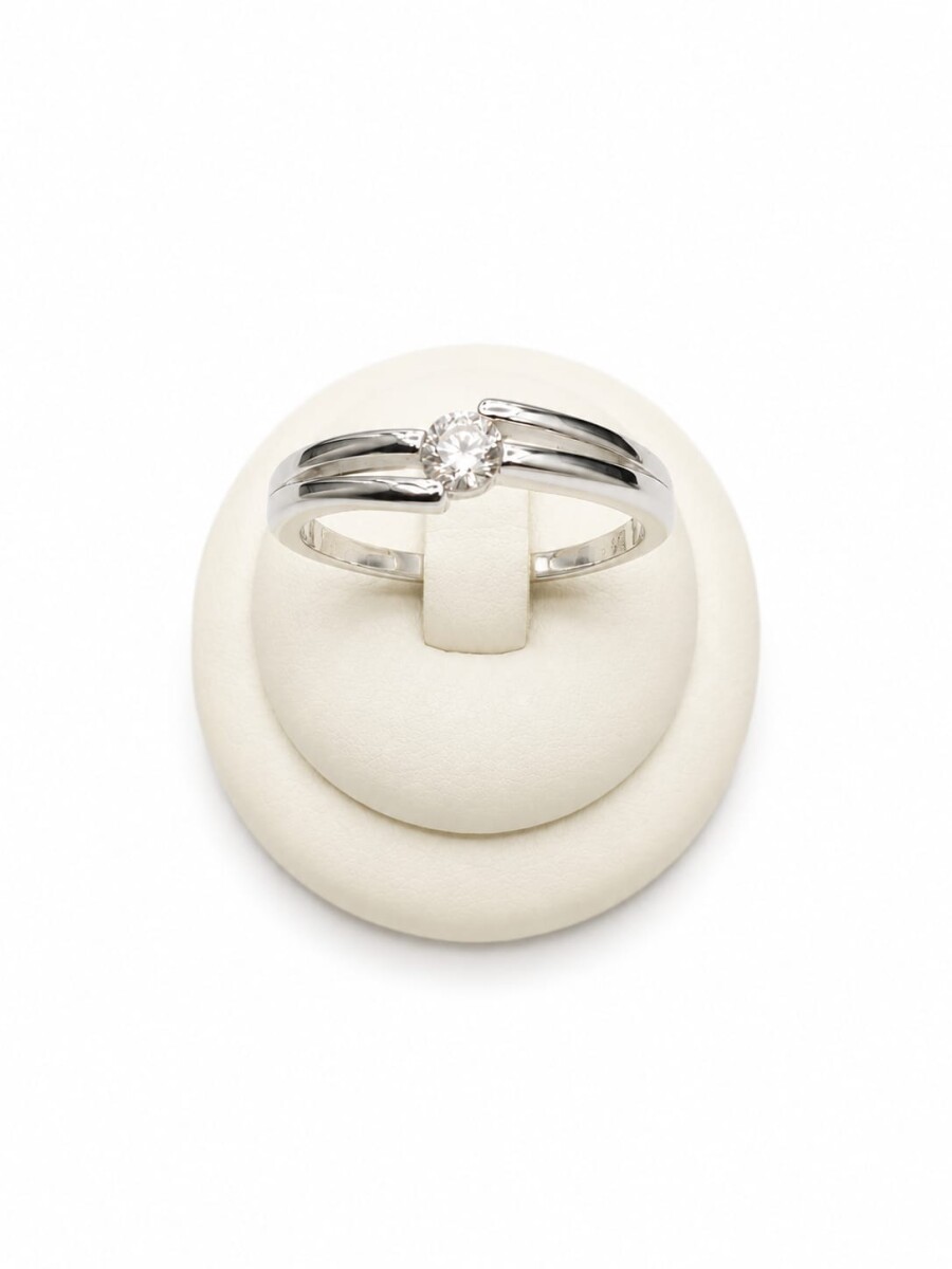 Anillo con zirconia al centro 