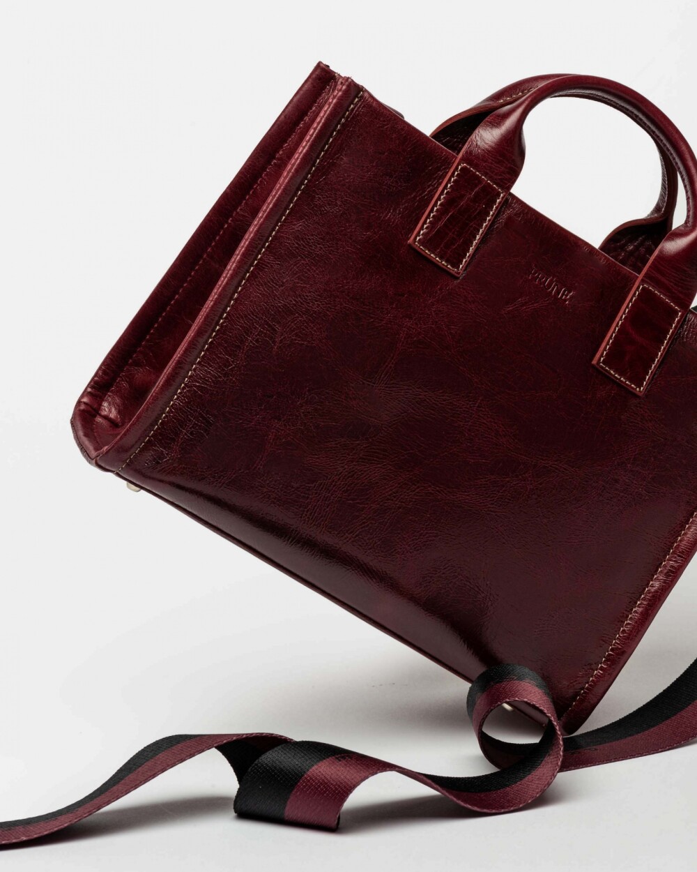 Cartera de Mano Capri En Cuero Liso Bordeaux