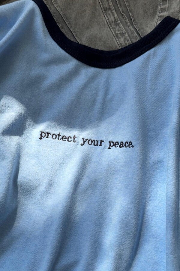 Remera Retro Frase Celeste