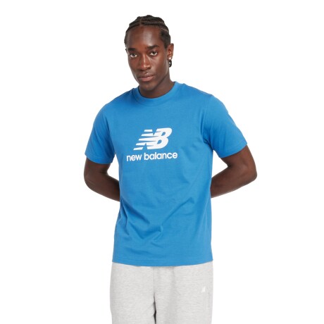 Remera New Balance de Hombre - ESSENTIALS LOGO - MT41502BEU BLUEAGAT