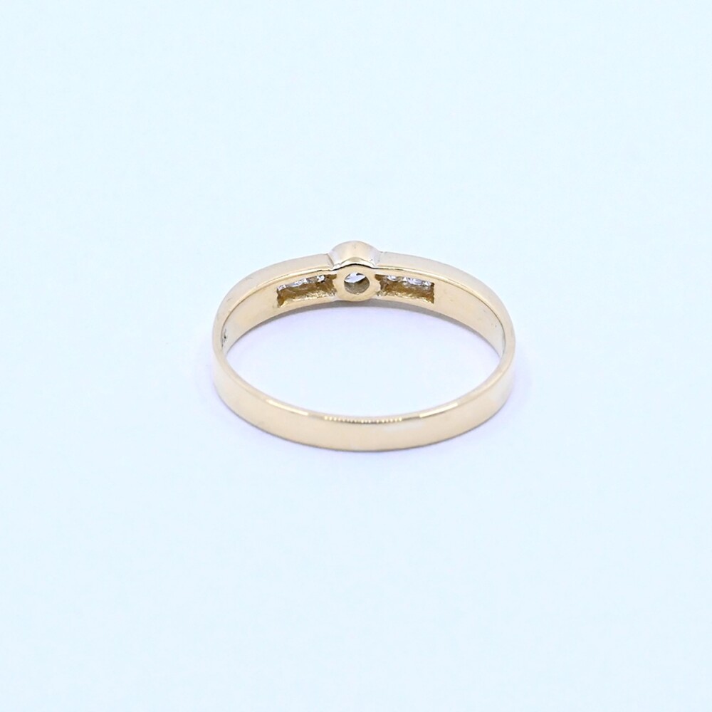 Anillo oro 18k con 7 brillantes. Anillo oro 18k con 7 brillantes.