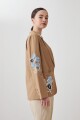 Blazer con bordados florales tostado