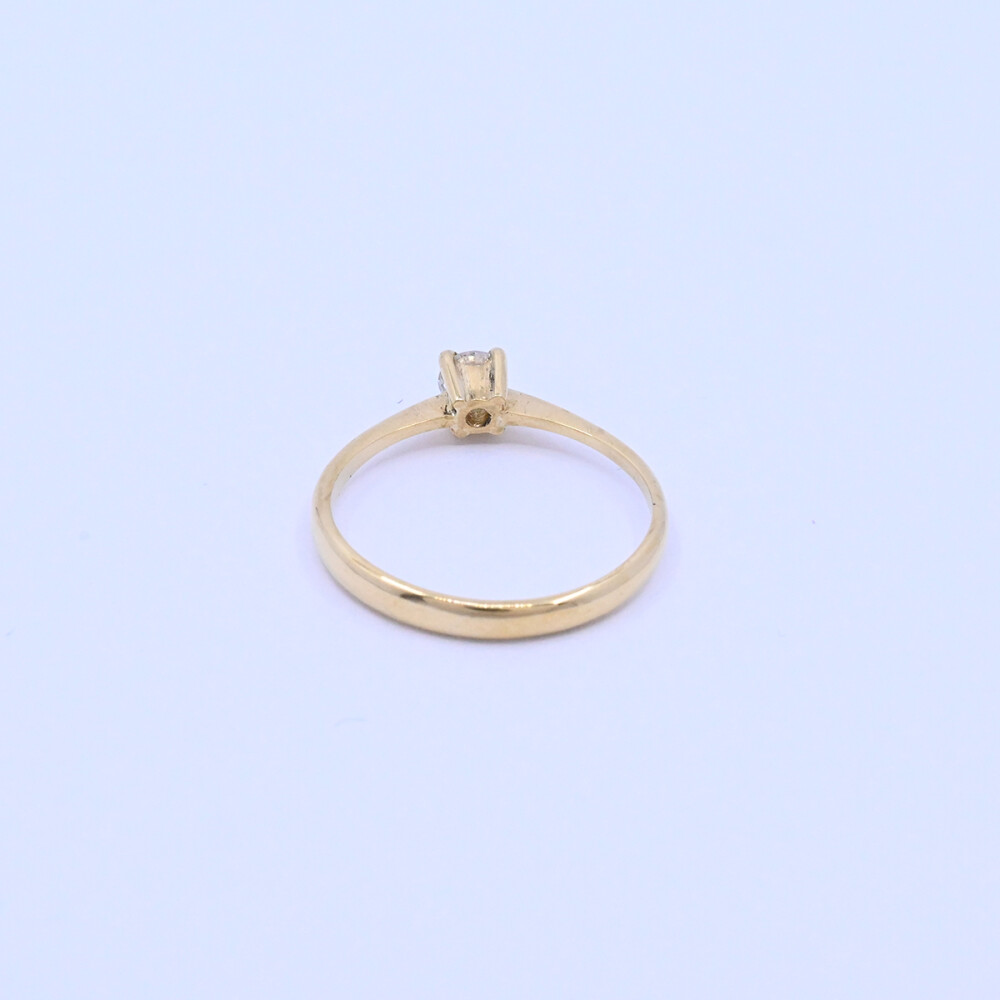 Anillo solitario oro 18k amarillo y brillante engarce 4 puntas. Anillo solitario oro 18k amarillo y brillante engarce 4 puntas.