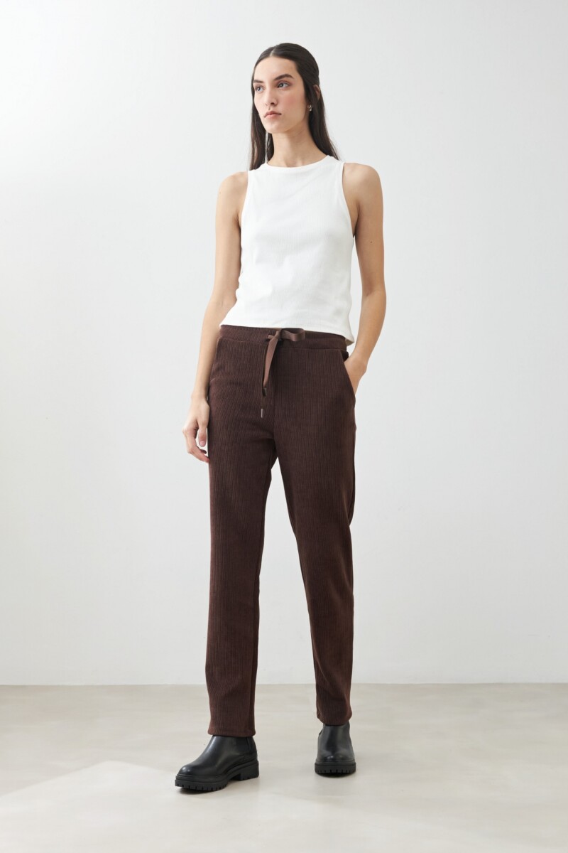 Jogger c/textura acanalada chocolate