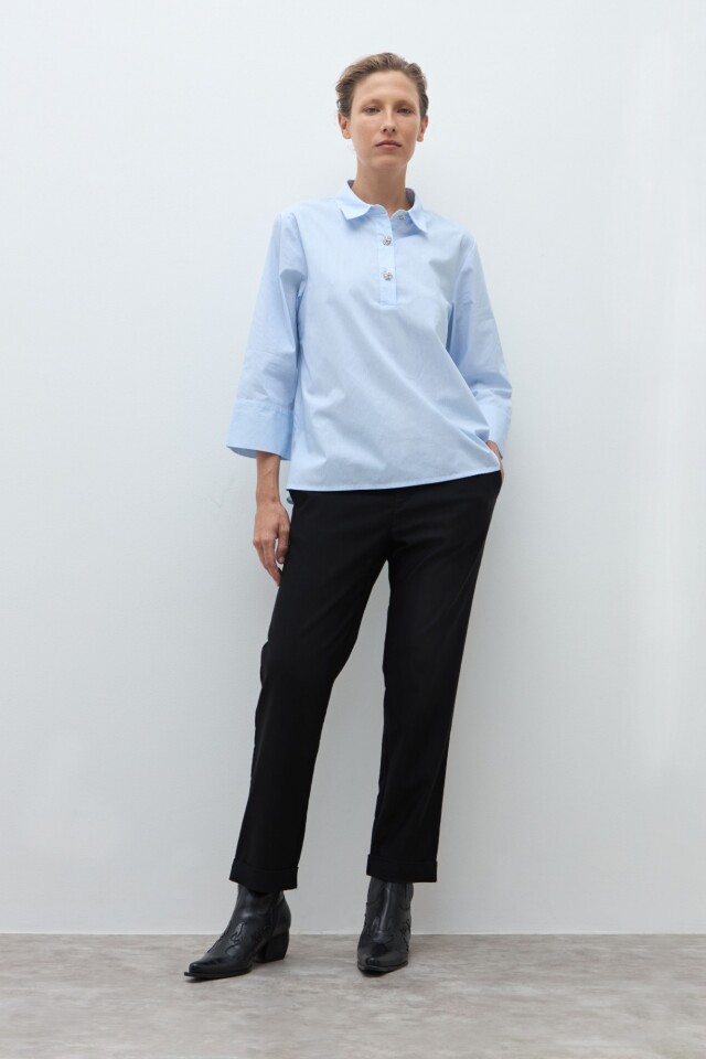 Blusa rayada cuello camisa celeste