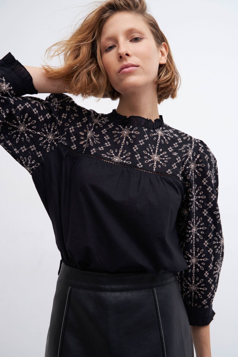 Blusa romántica con broderie - negro 